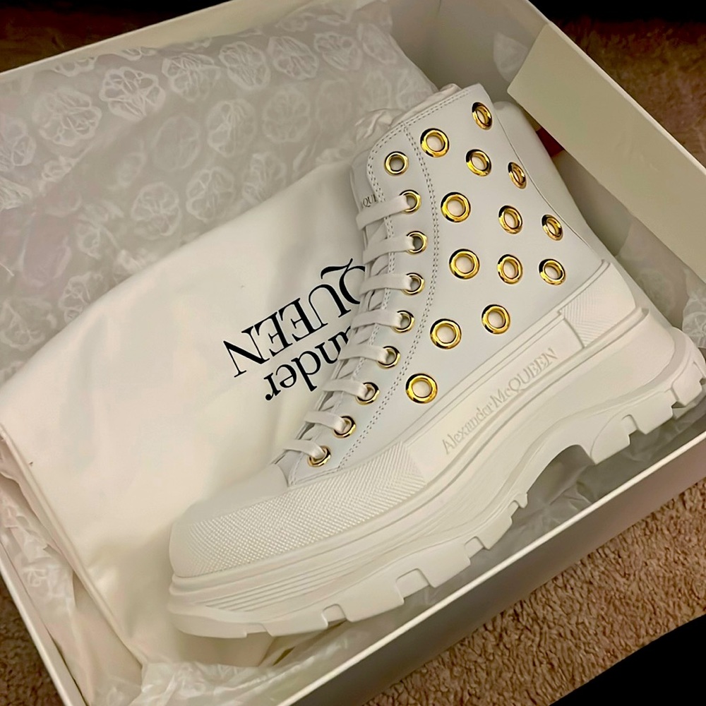 Alexander McQueen size 38. NIB